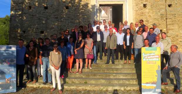 Etaient présents à Patrimoniu : le président du Conseil départemental de Haute-Corse, Francois Orlandi et sa suppléante Sylvie Retali, le maire de Barbaghju, Etienne Marchetti, le maire de Barretali, Antony Hottier, la 1ère adjointe de Bastia, Emmanuelle De Gentili, le maire de Centuri, David Brugioni, le maire de Patrimoniu, José Poggioli et son Conseil municipal, le maire de Pogghju d’Oletta, Antoine Vincenti, le maire de Siscu, Ange Pierre Vivoni, le maire de Tagliu-Isulacciu, Marie Thérèse Mariotti, le maire de Volpaghjola, Maurice Vescovacci, des élus représentants les maires de Linguizetta, Lucciana, Meria et Vescovatu, la conseillère territoriale Juliette Ponzevera, Mr Guglielmi représentant la sous-préfète de Calvi, A Cunfratèrnita San Martinu Di Patrimoniu, A Cunfraternita Santa Croce Di Santu Petru Di Tenda, le sculpteur Ange Chiaramonti, concepteur du bâton européen de St Martin/ U Pasturale di san Martinu, l’associu A Cappellà, Sylvie Casalta pour Via Corsica, les représentants du syndicat des accompagnateurs en montagne, les vignerons de L’AOP Patrimoniu et Barbara Furtuna… Etaient présents à Patrimoniu : le président du Conseil départemental de Haute-Corse, Francois Orlandi et sa suppléante Sylvie Retali, le maire de Barbaghju, Etienne Marchetti, le maire de Barretali, Antony Hottier, la 1ère adjointe de Bastia, Emmanuelle De Gentili, le maire de Centuri, David Brugioni, le maire de Patrimoniu, José Poggioli et son Conseil municipal, le maire de Pogghju d’Oletta, Antoine Vincenti, le maire de Siscu, Ange Pierre Vivoni, le maire de Tagliu-Isulacciu, Marie Thérèse Mariotti, le maire de Volpaghjola, Maurice Vescovacci, des élus représentants les maires de Linguizetta, Lucciana, Meria et Vescovatu, la conseillère territoriale Juliette Ponzevera, Mr Guglielmi représentant la sous-préfète de Calvi, A Cunfratèrnita San Martinu Di Patrimoniu, A Cunfraternita Santa Croce Di Santu Petru Di Tenda, le sculpteur Ange Chiaramonti, concepteur du bâton européen de St Martin/ U Pasturale di san Martinu, l’associu A Cappellà, Sylvie Casalta pour Via Corsica, les représentants du syndicat des accompagnateurs en montagne, les vignerons de L’AOP Patrimoniu et Barbara Furtuna…