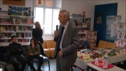 Michel Castellani explique le travail de député aux élèvs du collège Simon-Vinciguerra