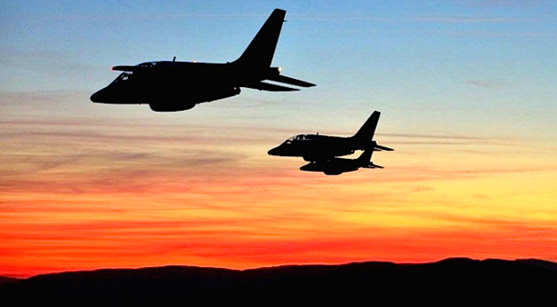 Vue du cockpit : La Patrouille de France dans le ciel de Corse