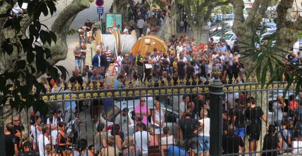 Des centaines de personnes, dont plusieurs militants nationalistes, rassemblées devant les grilles du palais de justice de Bastia en soutien aux deux prévenus siscais.