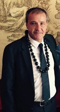 Jean-Guy Talamoni, avec autour du cou un collier polynésien, symbole selon O.Temaru de la fraternité Corse-Polynésie.