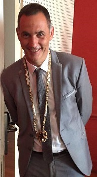 Gilles Simeoni, avec autour de son cou un collier polynésien.