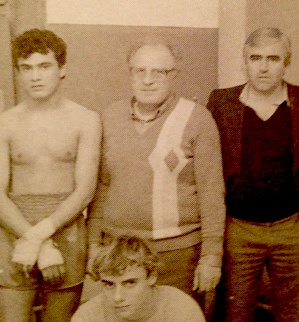Jo  Tarrassenko (au centre) : l’un des grands représentants de la boxe insulaire.