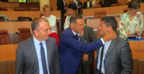 Le président de l'Exécutif, Gilles Simeoni, félicitant, le président de l'OTC, Jean-Félix Acquaviva.