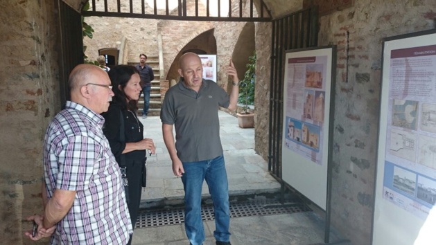 Francis Giudici et Marie Ange Pergola écoutent avec attention les explications des agents du musée. Francis Giudici et Marie Ange Pergola écoutent avec attention les explications des agents du musée.