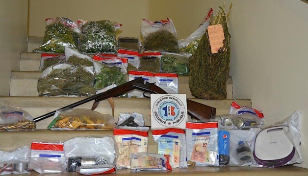 Bastia : Stupéfiants, armes et argent saisis après l'interpellation de 13 personnes Bastia : Stupéfiants, armes et argent saisis après l'interpellation de 13 personnes