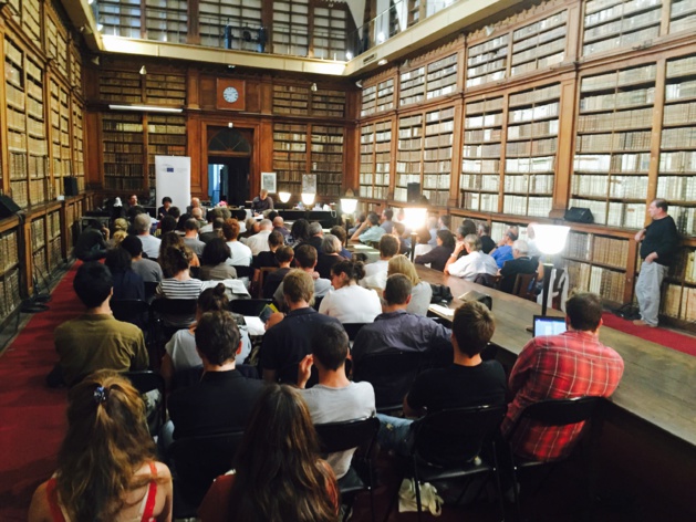 Salle combre pour le débat citoyen organisé sur les thématiques de biodiversité, Natura 2000 et la lutte contre les maladies touchant les végétaux.