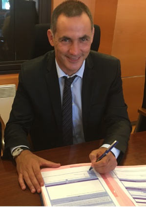 Gilles Simeoni, Président du Conseil exécutif de l'Assemblée de Corse, signant une convention avec la municipalité de Sartène.
