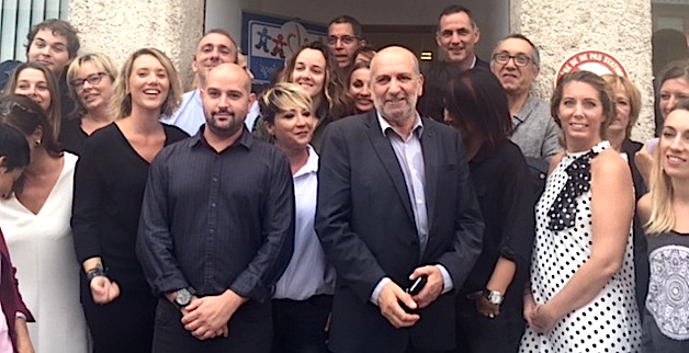 L'Association Espoir Autisme Corse et le Sessad de Haute-Corse entourés de Gilles Simeoni, Jean Christophe Angelini et Pierre Savelli