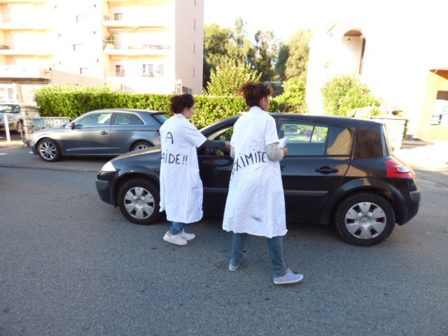 L'ADMR Solenzara-Côte des Nacres bloque la RT 10 dans le centre ville de la commune L'ADMR Solenzara-Côte des Nacres bloque la RT 10 dans le centre ville de la commune