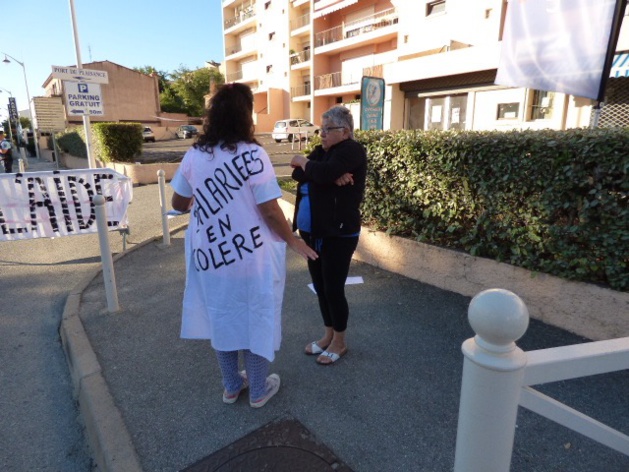 L'ADMR Solenzara-Côte des Nacres bloque la RT 10 dans le centre ville de la commune L'ADMR Solenzara-Côte des Nacres bloque la RT 10 dans le centre ville de la commune