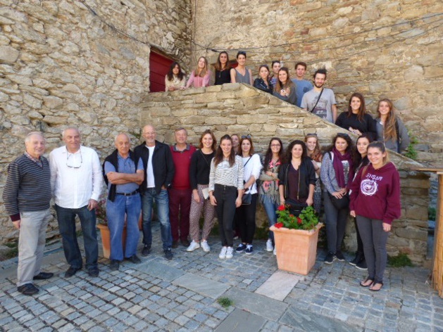 Les élèves de troisième année de l'école nationale supérieure d'architecture de Montpellier entourés de leur professeur, de leur directeur et du maire du village François Benedetti.