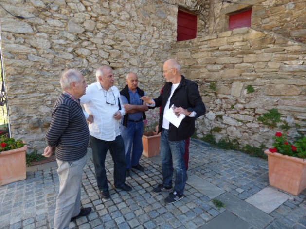 François Benedetti (Chemise blanche) échange avec le professeur encadrant.