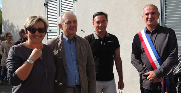 Le maire de Centuri, David Brugioni, entouré de la conseillère territoriale, Anne-Laure Santucci, du président du Conseil départemental de Haute-Corse, François Orlandi, et du nouveau médecin, le Dr Eric Coujard.