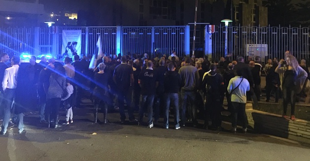 Devant les grilles de la préfecture Devant les grilles de la préfecture