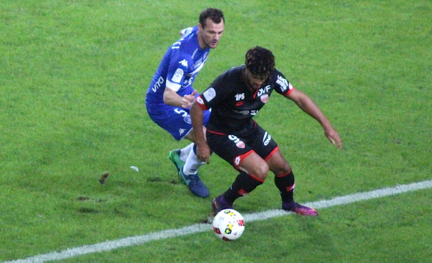 Squillaci aux prises avec Dony Squillaci aux prises avec Dony