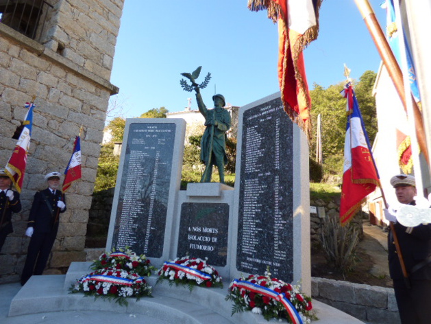 Le monument aux morts d'Isulacciu vient d'être béni par l'abbé Renucci.