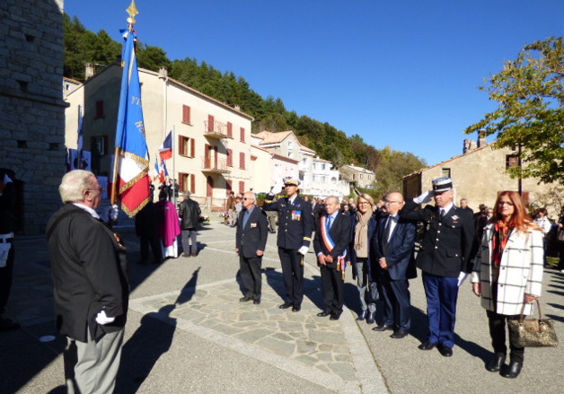 Le colonel Marc Le Bouil commandant la base aérienne aux côtés de Jacky Bartoli maire du village.