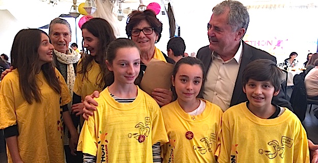 Le maire de Lucciana, Joseph Galletti, entouré des jeunes bénévoles de l'Association et de Mathée Filippi, animatrice responsable secteur de l'AFM