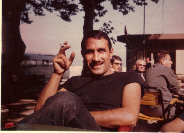 "Titi" Molinari à loa terrasse du café des Platanes à l'Ile-Rousse "Titi" Molinari à loa terrasse du café des Platanes à l'Ile-Rousse