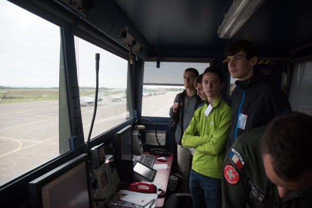 Le contrôle aérien militaire n'aura plus de secret pour les jeunes élèves. (Photo AA). Le contrôle aérien militaire n'aura plus de secret pour les jeunes élèves. (Photo AA).