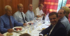 Le candidat Juppé entouré de ses soutiens corses. Le candidat Juppé entouré de ses soutiens corses.