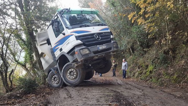 Travaux extrêmes à Antisanti : Deux véhicules en difficulté sur un chantier de réfection de route