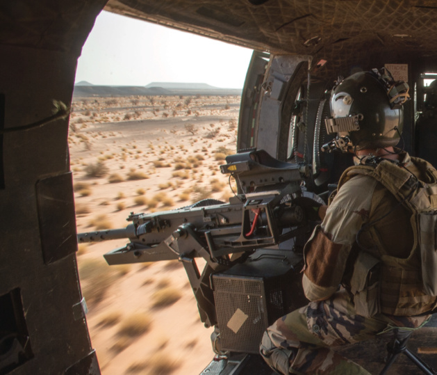Dans les montagnes afghanes, un gunner assure la protection de l'hélicoptère (Photo ECPAD) Dans les montagnes afghanes, un gunner assure la protection de l'hélicoptère (Photo ECPAD)
