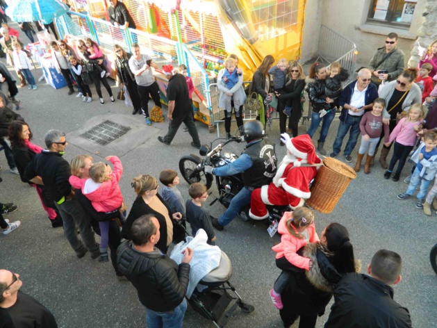 Christophe bénévole de l'association et membre d'une fraternité Biker a piloté le Père Noël. Christophe bénévole de l'association et membre d'une fraternité Biker a piloté le Père Noël.