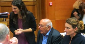 Sur le banc des accusés. Sur le banc des accusés.