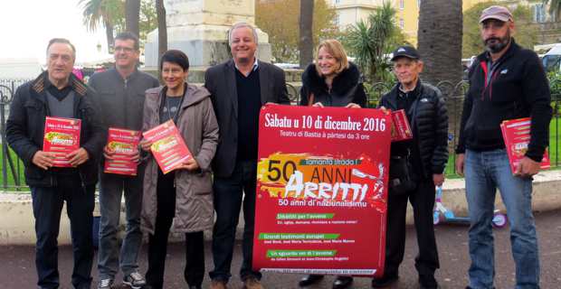 L'équipe éditoriale d'ARRITTI, Max Simeoni, François Alfonsi, Fabienne Giovannini et Antonia Luciani, entourée des militants de Femu a Corsica.
