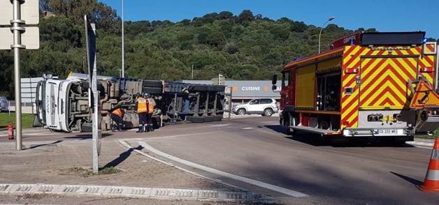 Ajaccio : Un poids-lourd se couche dans un rond-point Ajaccio : Un poids-lourd se couche dans un rond-point