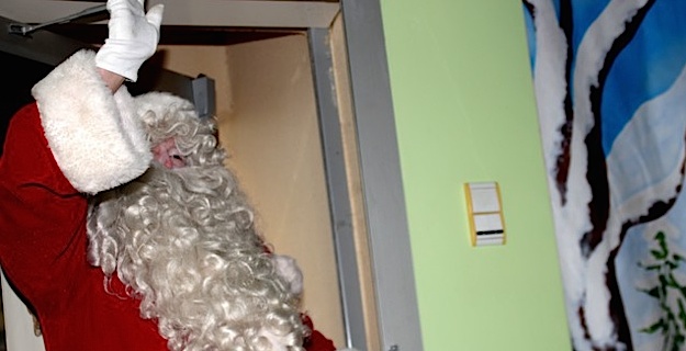 Spectacle et Père Noël à la halte-garderie de Calvi