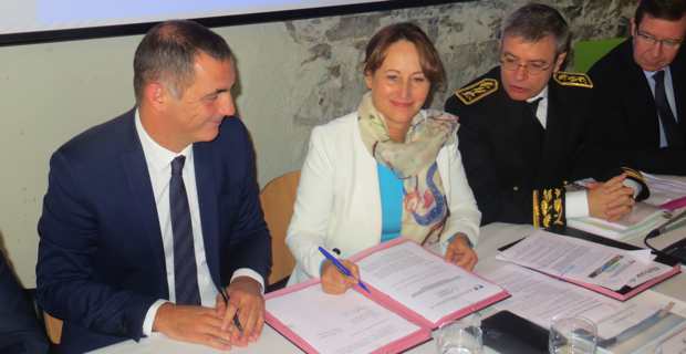 La ministre de l'Environnement, de l'énergie et de la mer, Ségolène Royal, signe, avec le président de l'Exécutif corse, Gilles Simeoni, un protocole d’accord pour l’arrivée du gaz naturel sur l’île.