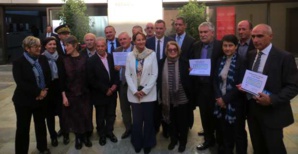 Ségolène Royal et les signataires des conventions. Ségolène Royal et les signataires des conventions.