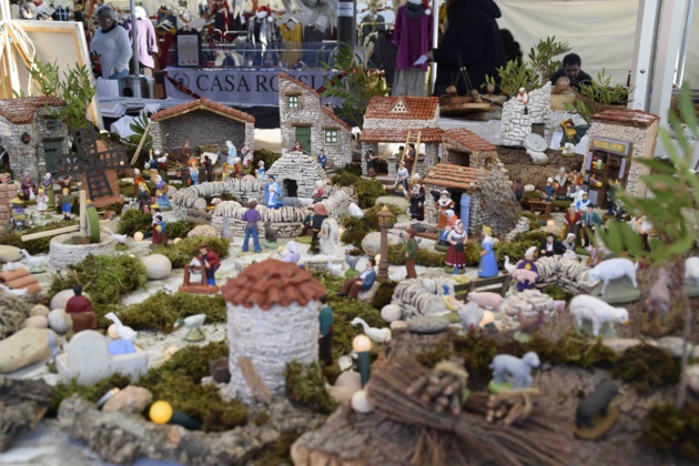 La conceptrice de cette crèche y a passé presque une nuit avant l'ouverture du marché pour la mise en place. La conceptrice de cette crèche y a passé presque une nuit avant l'ouverture du marché pour la mise en place.