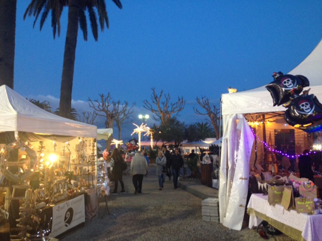 Le Marché de Noël de L'Ile-Rousse bat son plein Le Marché de Noël de L'Ile-Rousse bat son plein