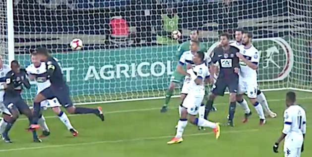 La reprise victorieuse de la tête de Thiago Silva pour le premier but parisien La reprise victorieuse de la tête de Thiago Silva pour le premier but parisien