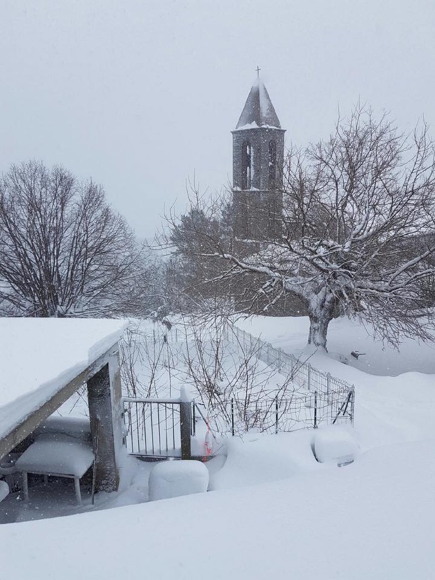 Le clocher du village de Ventiseri n'avait plus vu la neige depuis plusieurs années.