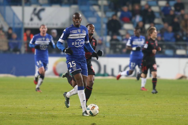 Premier match et premier but pour Prince Oniangué à Furiani (https://www.facebook.com/scbastia) Premier match et premier but pour Prince Oniangué à Furiani (https://www.facebook.com/scbastia)