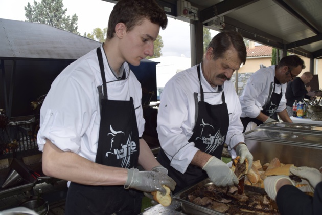 Après les voeux, la population a pu se restaurer sur le site. Après les voeux, la population a pu se restaurer sur le site.