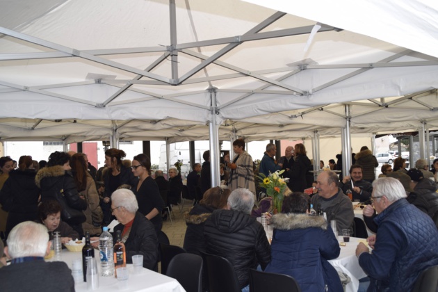 Malgré le temps, de nombreuses personnes sont venues écouter les voeux du maire. Malgré le temps, de nombreuses personnes sont venues écouter les voeux du maire.