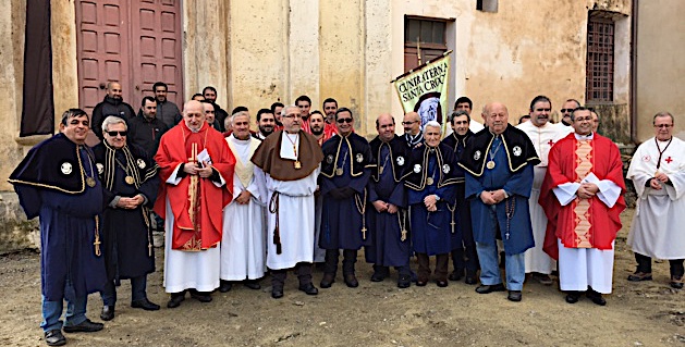 Iviu Pasquali entouré des prêtres célébrants et des confrères venus en nombre.