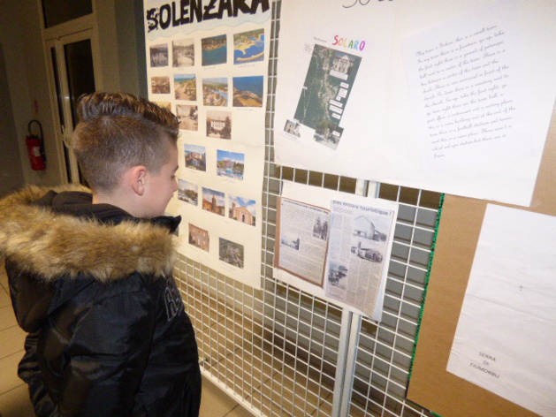 Un élève de cinquième bilingue contemple sa propre production. Un élève de cinquième bilingue contemple sa propre production.