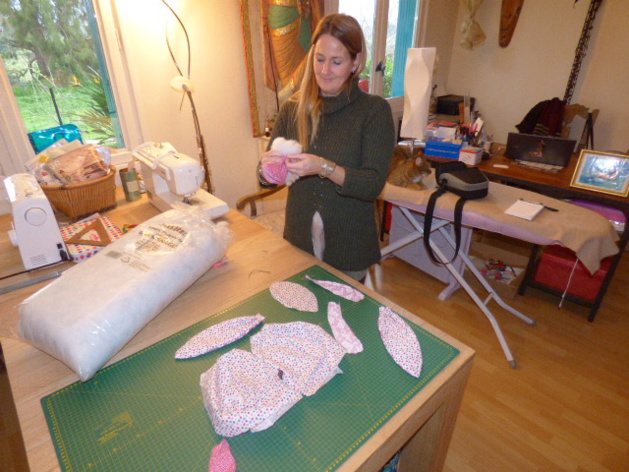 Opération délicate, le bourrage des pièces cousues. Opération délicate, le bourrage des pièces cousues.