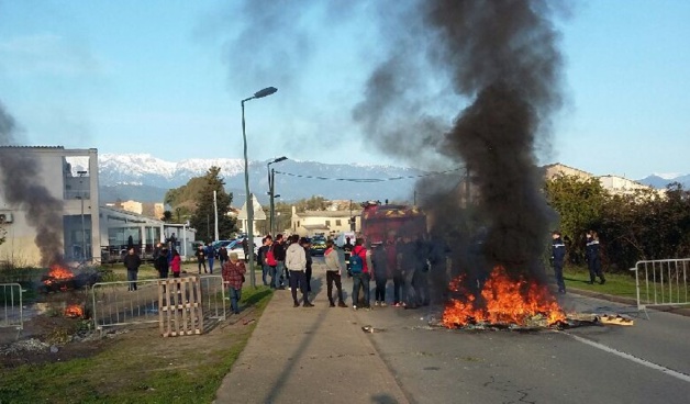 Les élèves manifestants solidaires des jeunes étudiants interpellés en début de semaine Les élèves manifestants solidaires des jeunes étudiants interpellés en début de semaine