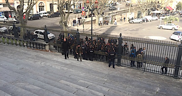 Rassemblement de soutien aux prévenus devant les grilles du Palais de justice de Bastia.