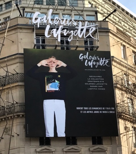 Paris : Les Galeries Lafayette affichent Calvi avec la collection de Laëtitia Ivanez