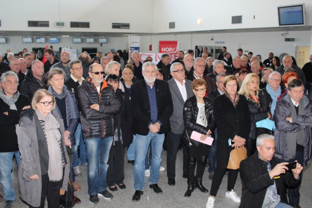 Plus de 200 personnes à l'aéroport de Calvi pour s'opposer à la fermeture du comptoir Air France