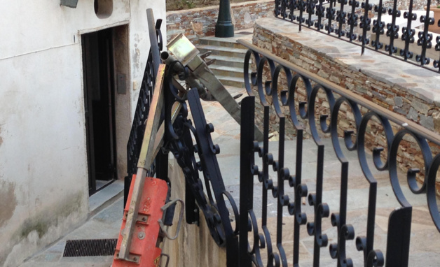 Le monte charge brise la barrière, 4 étages plus bas Le monte charge brise la barrière, 4 étages plus bas